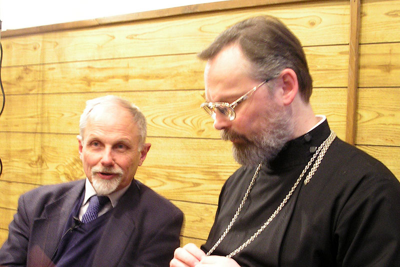 Никита Алексеевич Струве и священник Георгий Кочетков в часовне Свято-Филаретовского института
