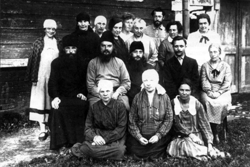 Протоиерей Сергий Мечёв с членами общины. Город Верея. 1927–1928 годы