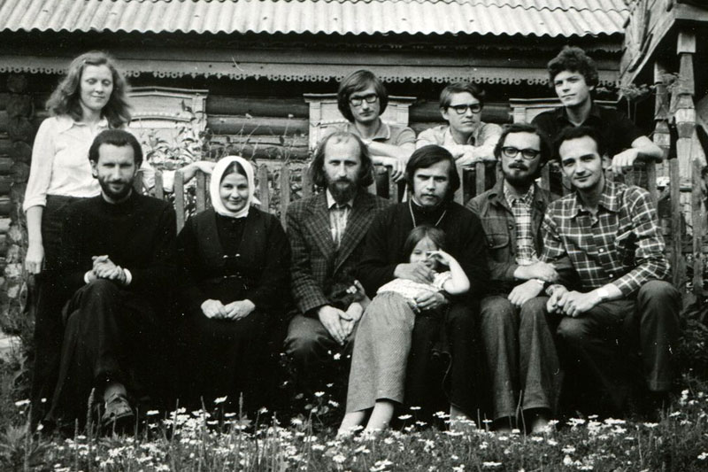 Георгий Кочетков с друзьями на приходе у отца Аркадия Шатова. 1979 г.
