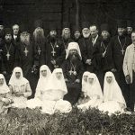 Митрополит Петроградский Вениамин (в центре) опекал и благословлял многочисленные петроградские братства