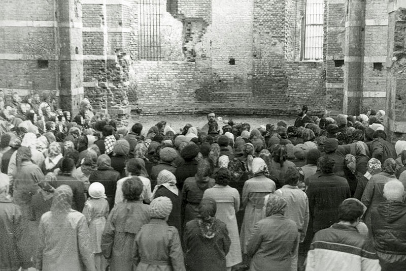 Богослужение в разрушенном Троицком храме г. Электроугли (1990 г.)