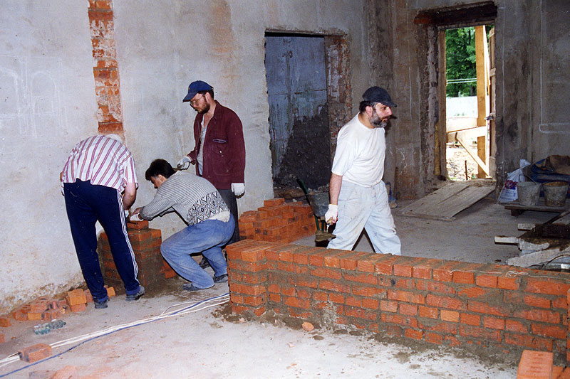 В первые годы строительства Братского дома