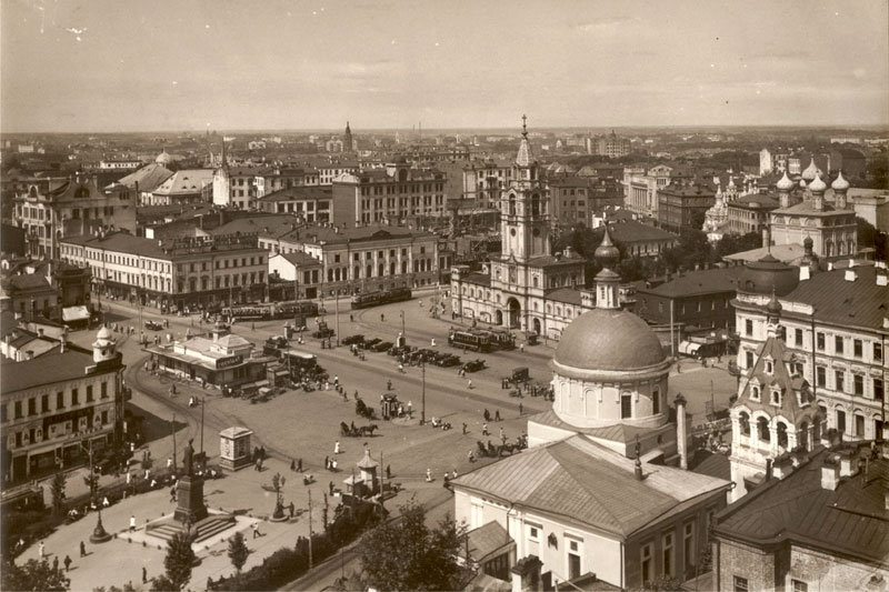 Вид на Пушкинскую площадь. Начало XX века. В центре – Страстной монастырь