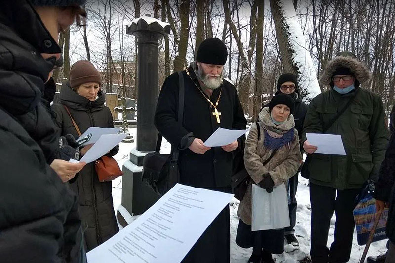 Молитва на могиле основателя первого петербургского братства священника Александра Гумилевского. Санкт-Петербург, февраль 2020 г.