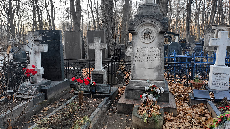 Могила на Введенском кладбище в Москве, где вместе покоятся члены общины о. Сергия (Савельева).