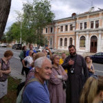 Протоиерей Максим Кокарев, ректор Самарской духовной семинарии, проводит экскурсию по Самаре для гостей и жителей города