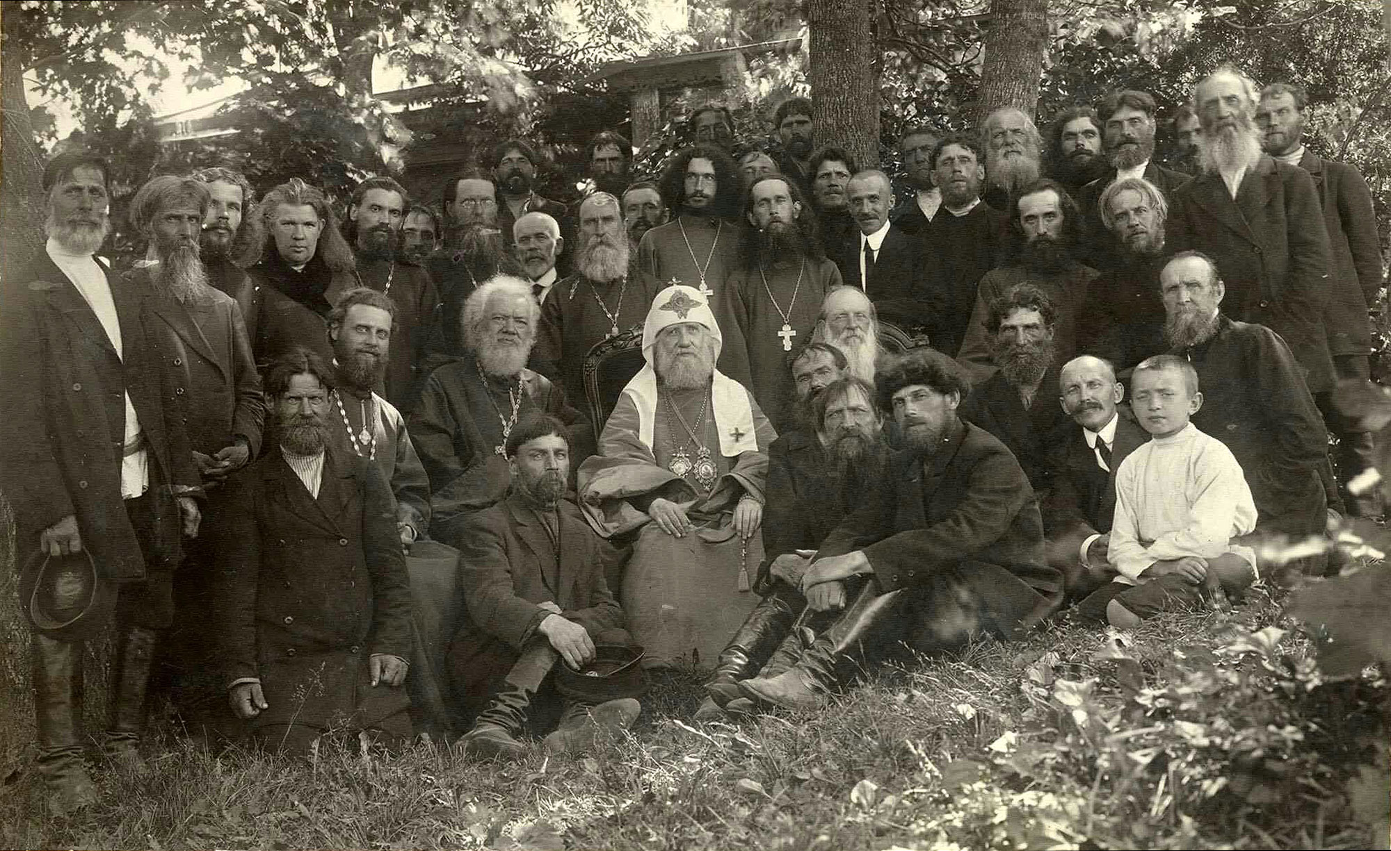 Патриарх Тихон со священнослужителями и мирянами