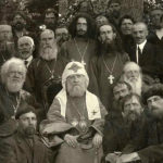 Патриарх Тихон со священнослужителями и мирянами