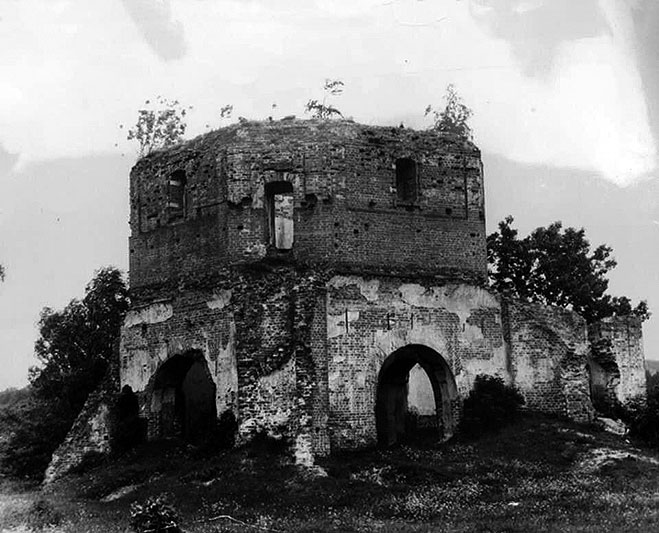 Руины храма Михаила Архангела после 1945 года