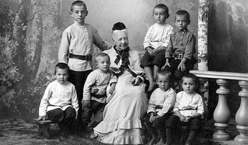 Александра Николаевна Неплюева с детьми Братства