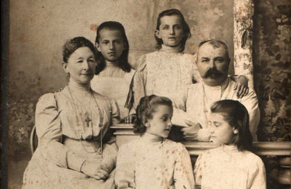 О.Н. Неплюева и А.И. Фурсей с воспитанницами братской школы