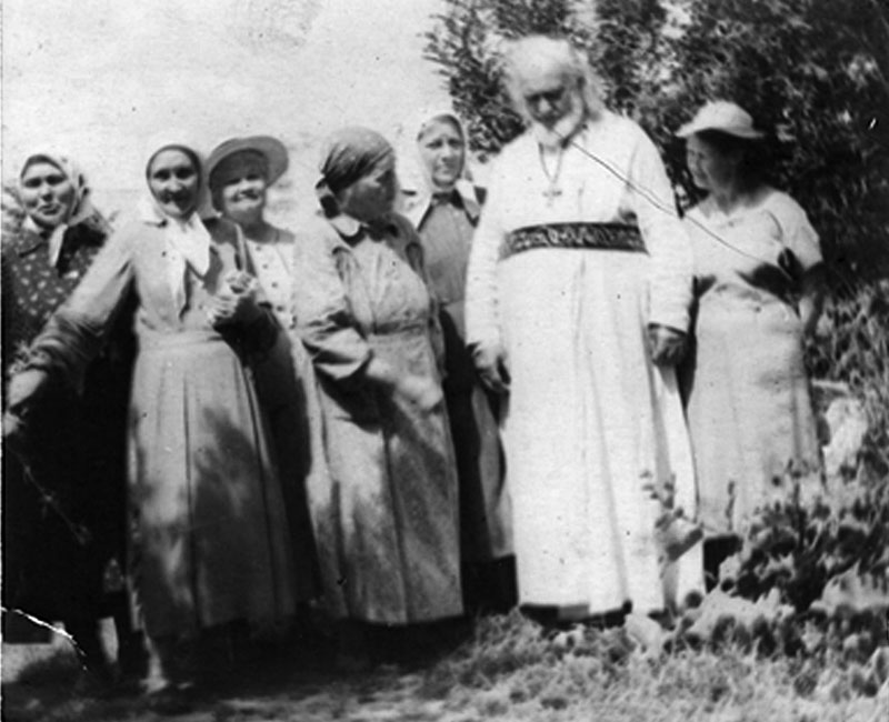 Священник Михаил Ежов и хор храма Покрова в Кариже в Малоярославце.