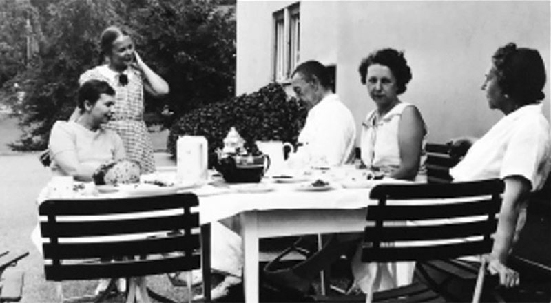 Сергей Рахманинов с семьёй в своём швейцарском поместье Сенар