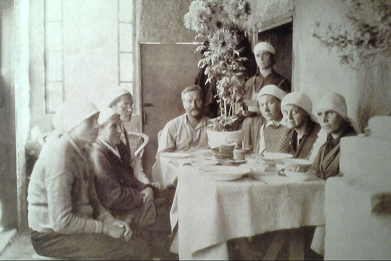 Члены Александро-Невского братства, перебравшиеся в посёлок Беш-Балу под Ферганой