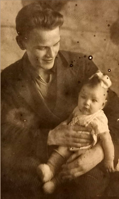 Мама автора письма на руках у своего отца. 1940 год