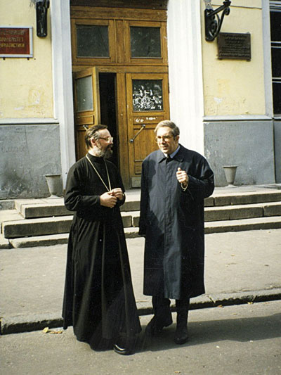 Священник Георгий Кочетков и С.С. Аверинцев перед зданием МГУ