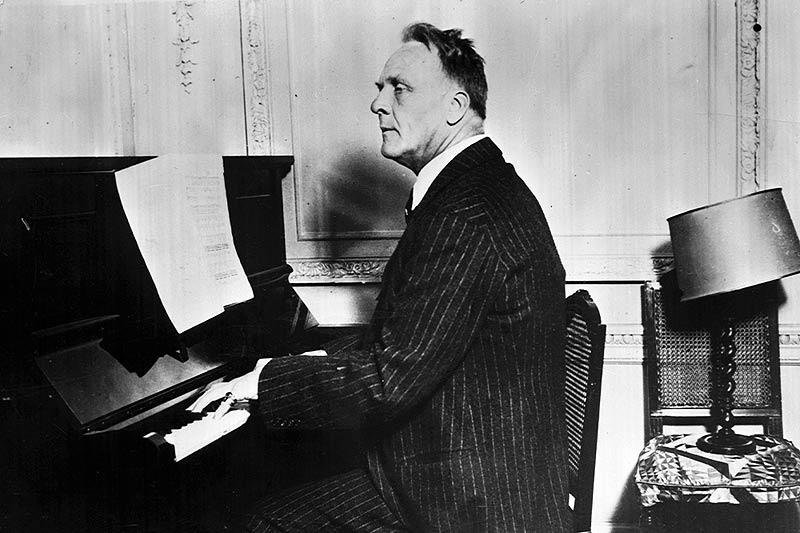 Фёдор Шаляпин за фортепиано, 1928 год.
