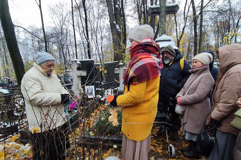 На Введенском кладбище у могилы о. Сергия (Савельева)