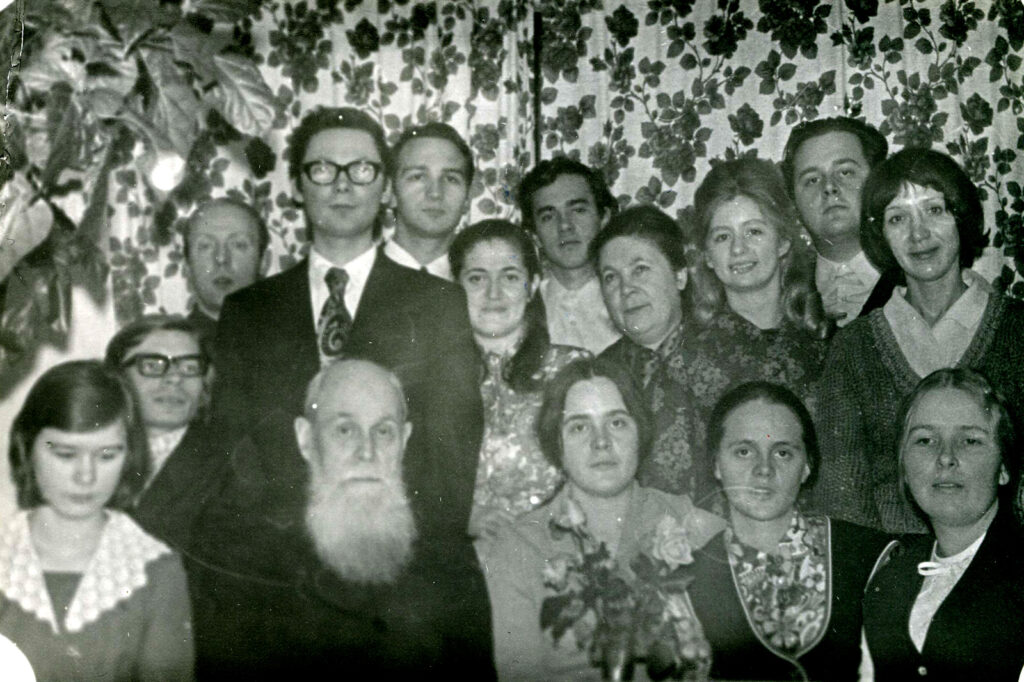 Николай Евграфович Пестов (сидит в первом ряду), Юрий Кочетков (стоит за ним).