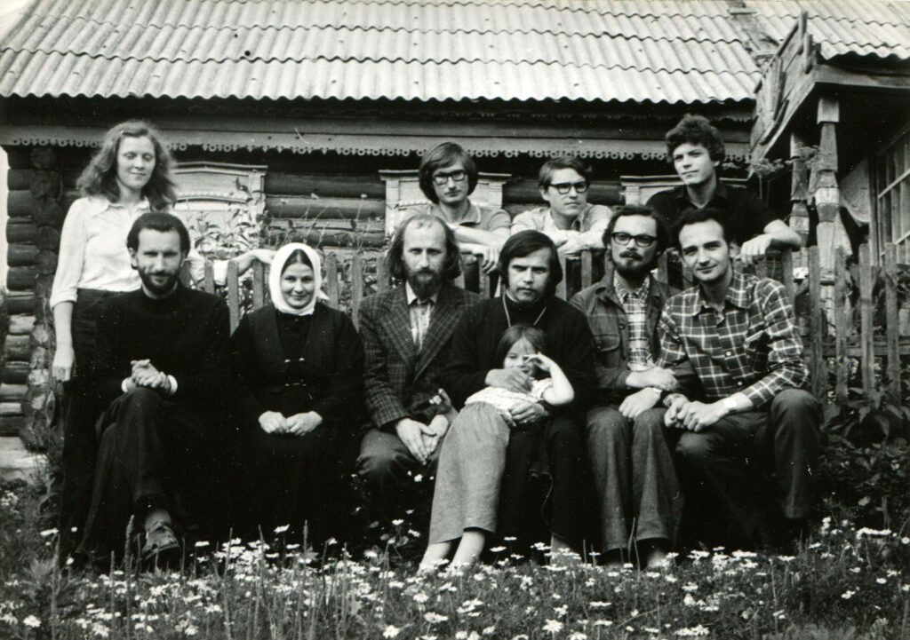 После своего рукоположения в 1979 году о. Аркадий Шатов (в центре, с дочкой)