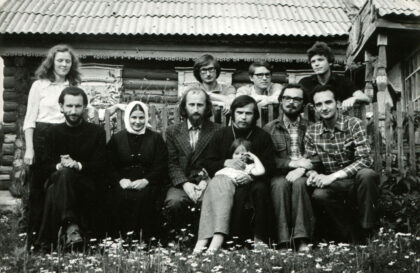 После своего рукоположения в 1979 году о. Аркадий Шатов (в центре, с дочкой)