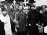 Литию на могиле митрополита Никодима (Ротова) служит ректор ЛДАиС архиепископ Кирилл. 1983 г.
