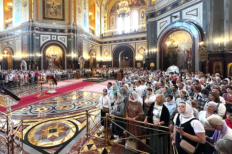 На литургии в храме Христа Спасителя