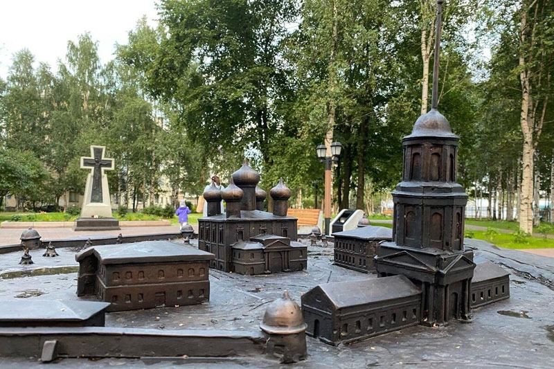 Мемориальный сквер на месте разрушенного Михаило-Архангельского монастыря (Архангельск)