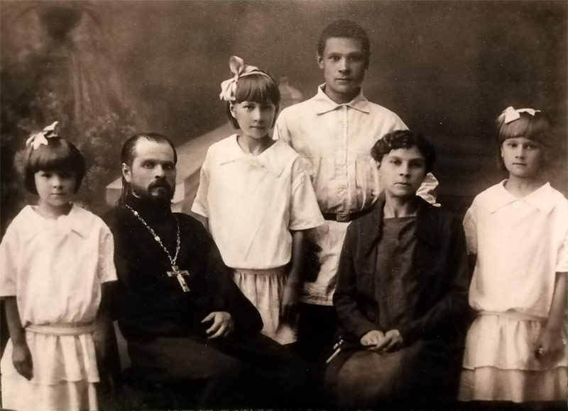 Зять о. Михаила, убиенный протоиерей Павел Димитриевский. С ним матушка Елизавета (дочь о. Михаила)