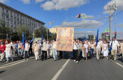 Члены Преображенского братства с иконой Преображения
