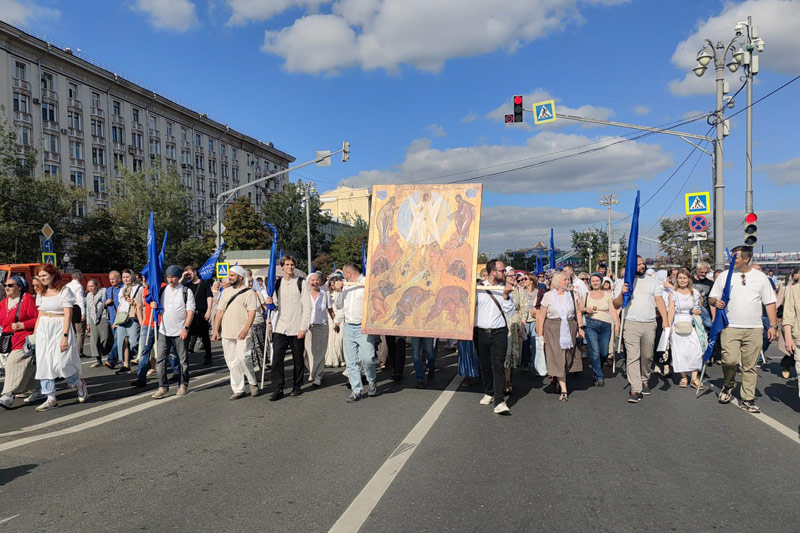 Члены Преображенского братства с иконой Преображения