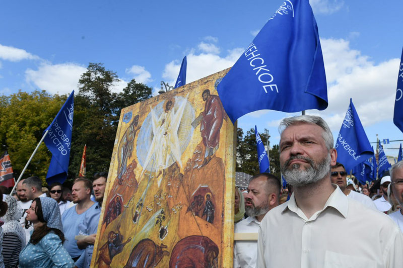 Члены Преображенского братства с иконой Преображения и братскими знамёнами
