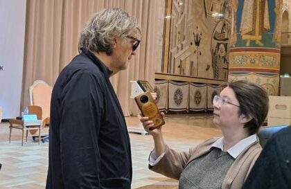 Эмир Кустурица беседует с Анастасией Наконечной