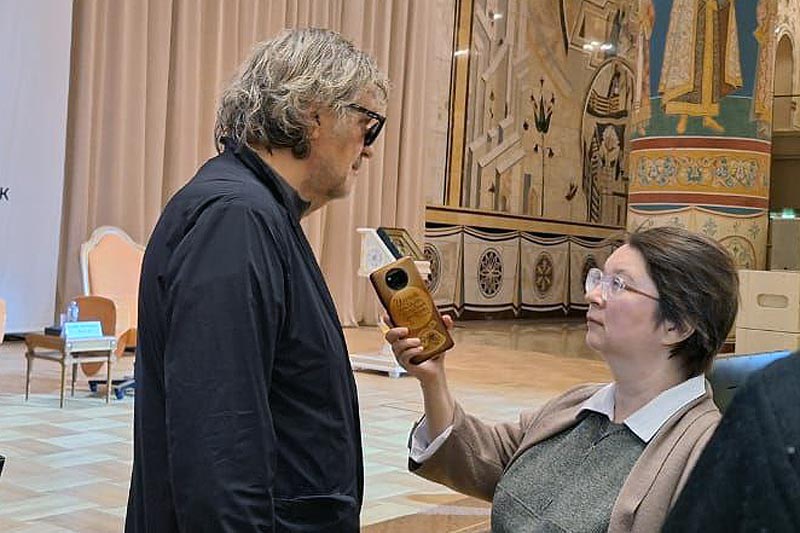 Эмир Кустурица беседует с Анастасией Наконечной