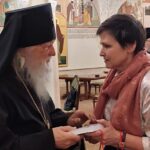Архиепископ Михаил (Донсков) беседует с Ульяной Гутнер