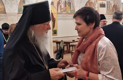 Архиепископ Михаил (Донсков) беседует с Ульяной Гутнер