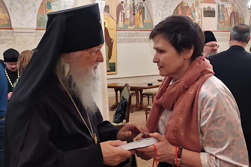 Архиепископ Михаил (Донсков) беседует с Ульяной Гутнер