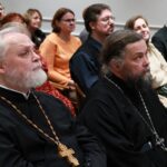 На Актовом вечере СФИ. В первом ряду слева направо: основатель Свято-Филаретовского института священник Георгий Кочетков и заместитель председателя Учебного комитета Русской Православной Церкви, наместник Московского Андреевского ставропигиального мужского монастыря игумен Дионисий (Шлёнов)