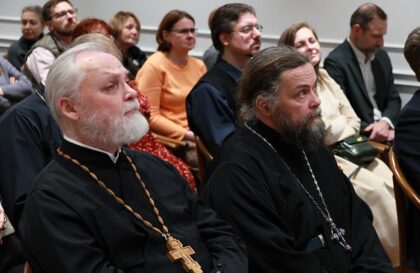 На Актовом вечере СФИ. В первом ряду слева направо: основатель Свято-Филаретовского института священник Георгий Кочетков и заместитель председателя Учебного комитета Русской Православной Церкви, наместник Московского Андреевского ставропигиального мужского монастыря игумен Дионисий (Шлёнов)