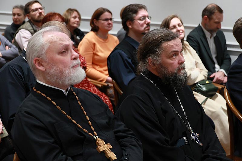 На Актовом вечере СФИ. В первом ряду слева направо: основатель Свято-Филаретовского института священник Георгий Кочетков и заместитель председателя Учебного комитета Русской Православной Церкви, наместник Московского Андреевского ставропигиального мужского монастыря игумен Дионисий (Шлёнов)