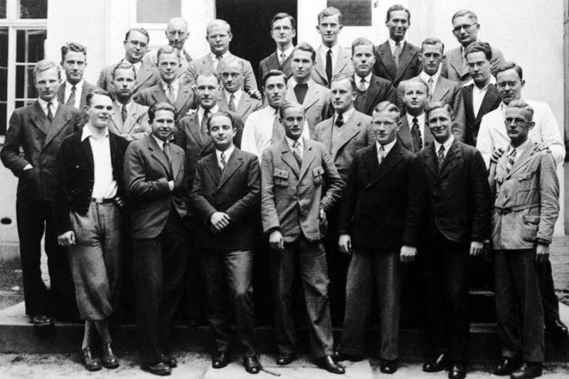 Подпольная семинария в Финкенвальде. Третий курс. 1938 год. Бонхёффер в верхнем ряду третий слева