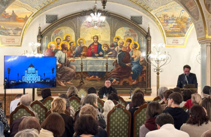 В Аванзале Храма Христа Спасителя во время работы секции