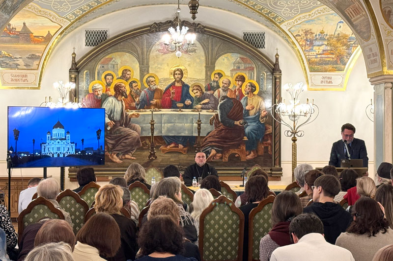 В Аванзале Храма Христа Спасителя во время работы секции