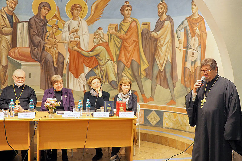 Игумен Силуан (Туманов) обратился к участникам презентации с благодарностью и с вопросами