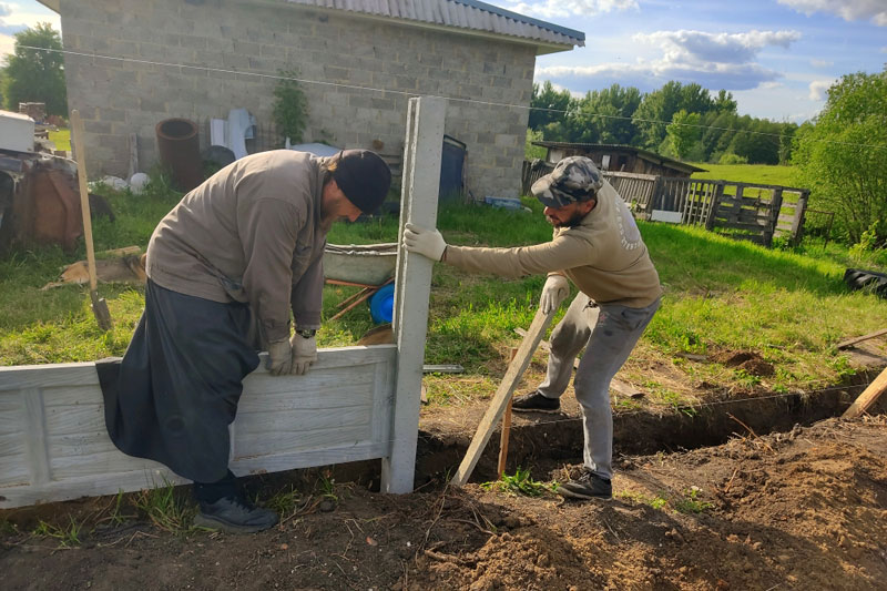 игумен Агафангел (Белых) строит забор