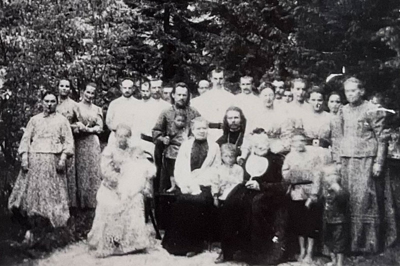 Священник Александр Секундов вместе с братчиками